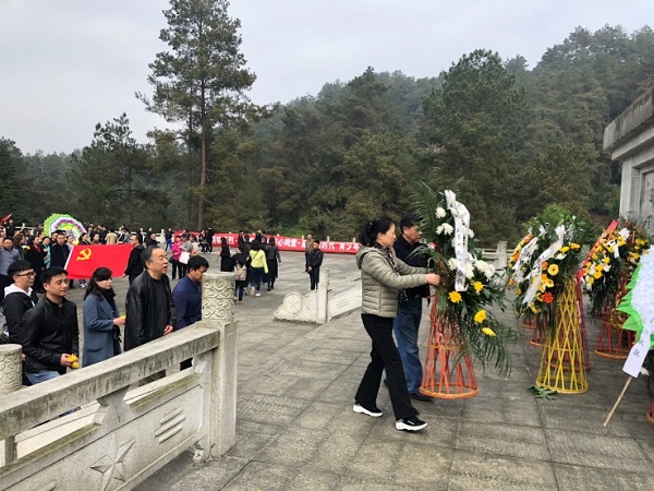 黔南州总工会开展“清明祭扫革命烈士”活动