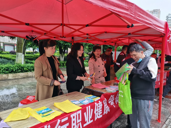 黔南州总工会联合开展《职业病防治法》宣传周活动