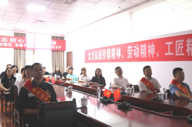 黔南州工会集体收看庆祝中国共产党成立100周年大会直播盛况