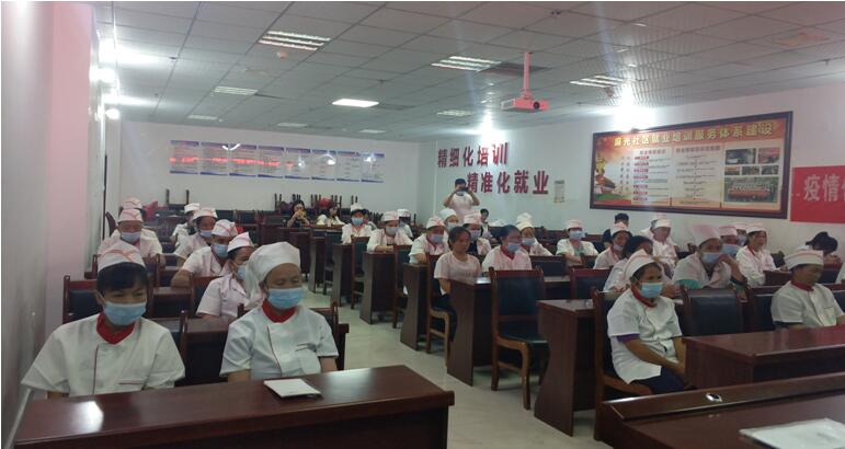 三都县开展“新市民·追梦桥”中式烹调师职业技能培训