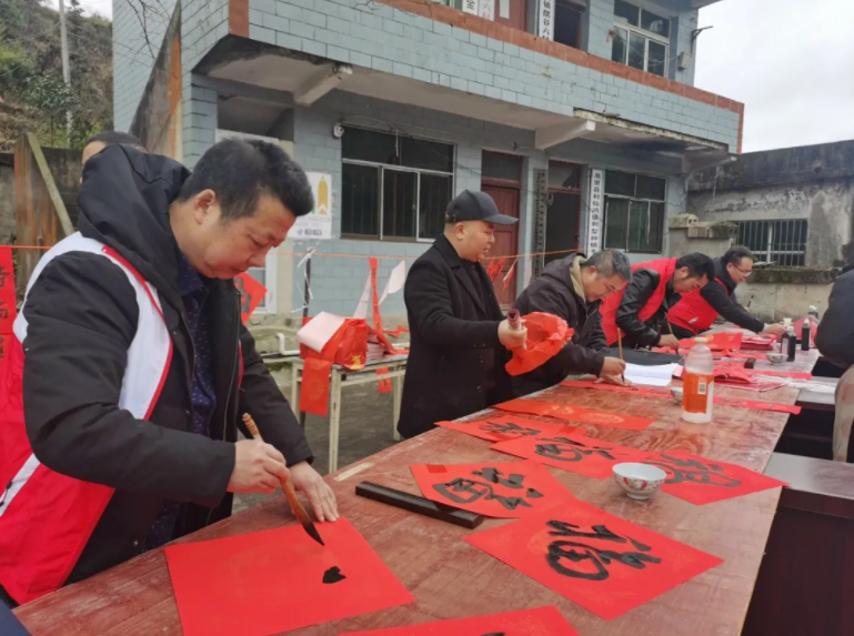 龙里县开展迎新春“送万福·进万家”职工书法公益活动