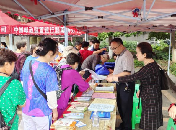 黔南州总工会开展“全国安全生产月”咨询日活动